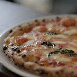 Pizza forno a legna pizza Gli Ostinati Ristorante ad Arezzo via de' cenci