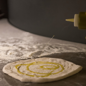 Preparazione pizza Ristorante Gli Ostinati Via Crispi